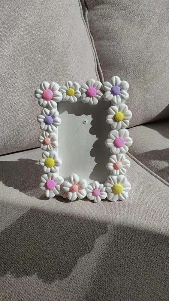 Standing photo frame covered in white daisies